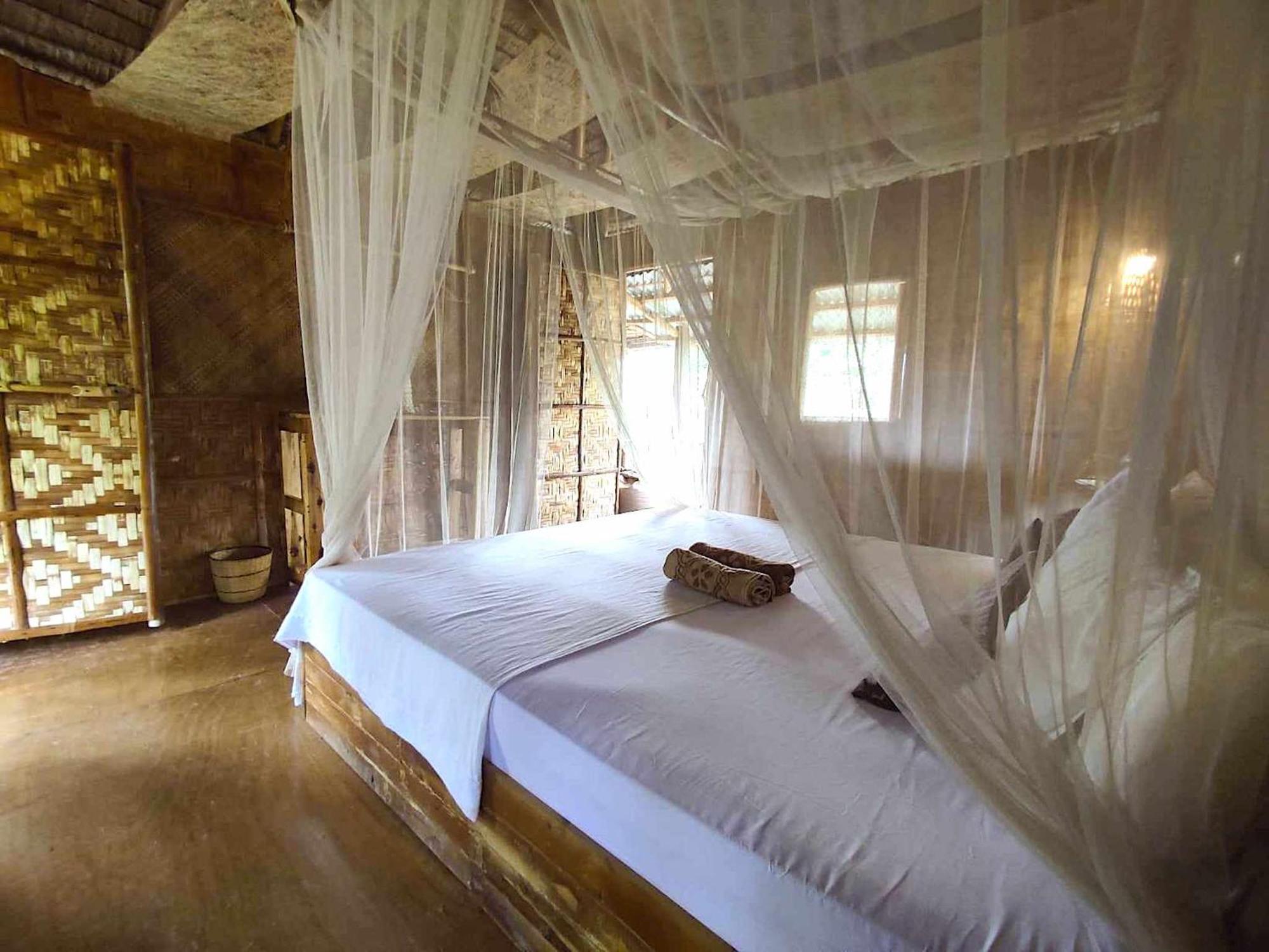 Herbs Guest House And Restaurant Near The Sea (Adults Only) Moalboal Habitación foto